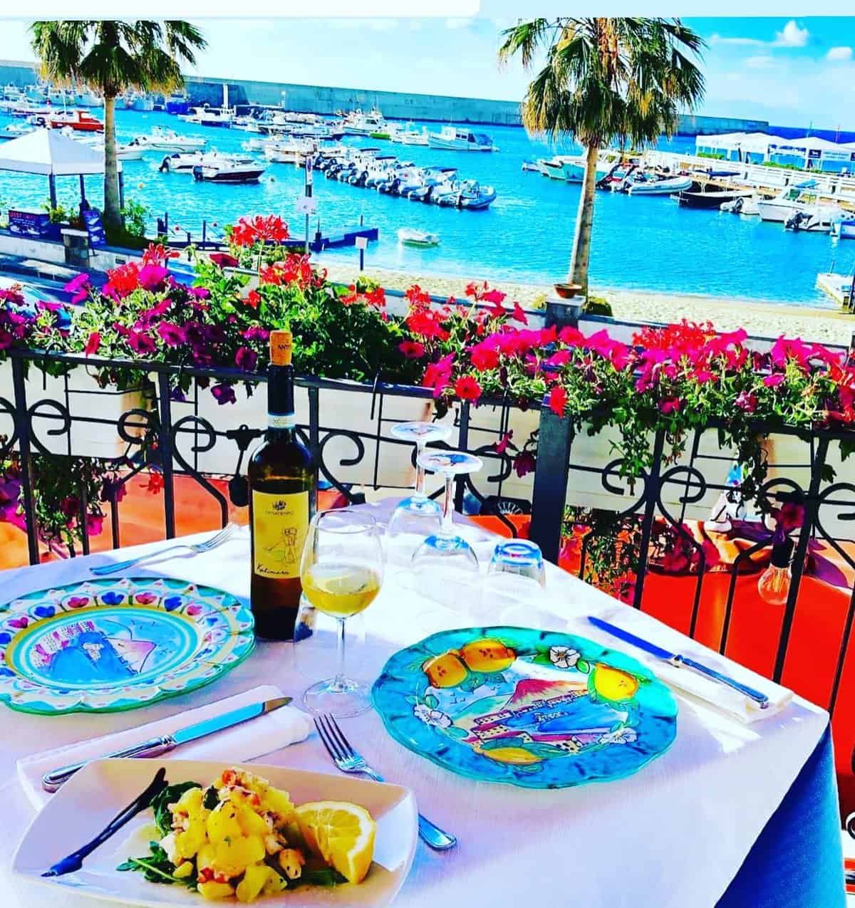 Vista del mare e del porto con tramonto dal ristorante pizzeria